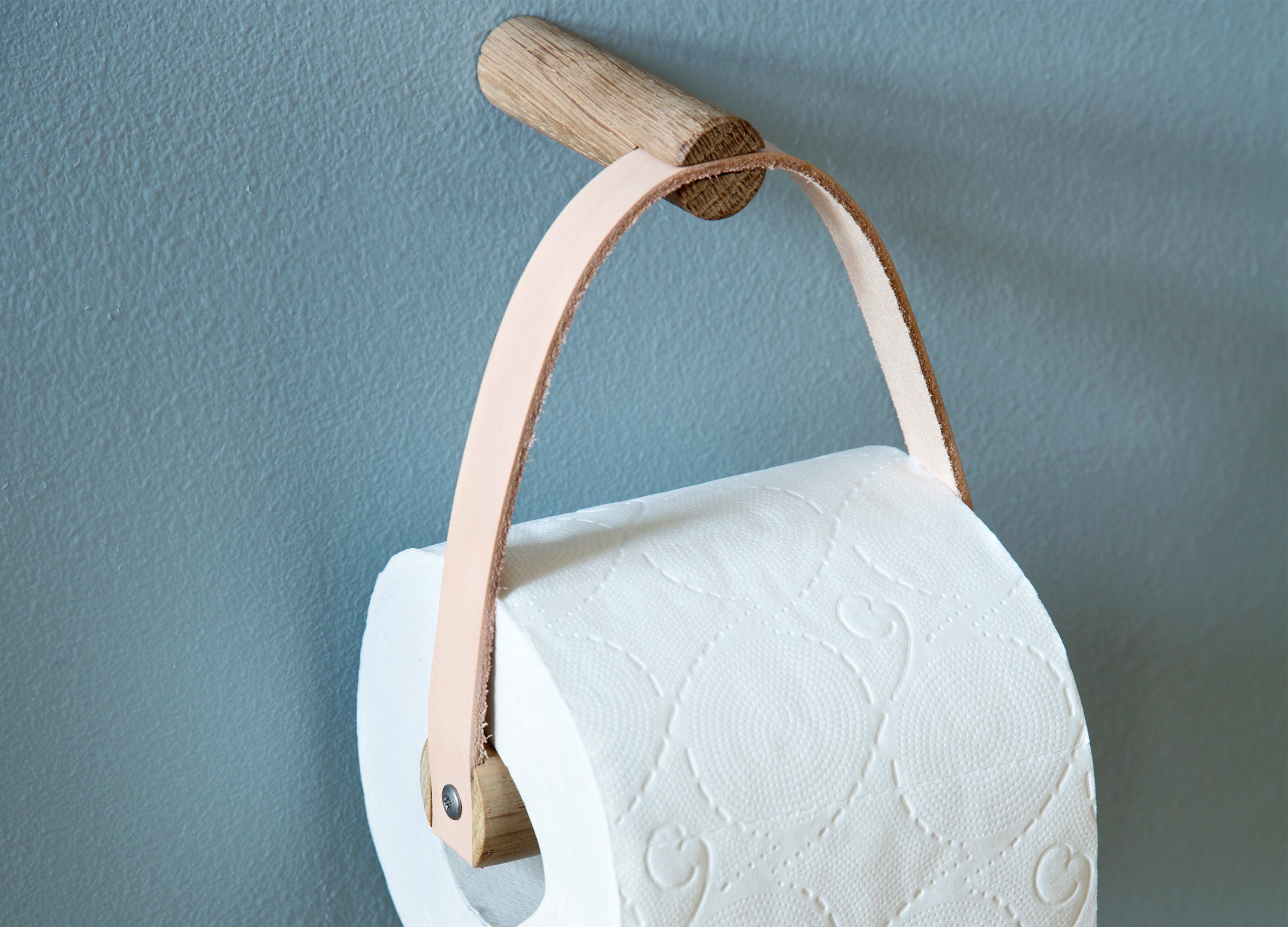Toilettenpapierhalter mit Lederriemen