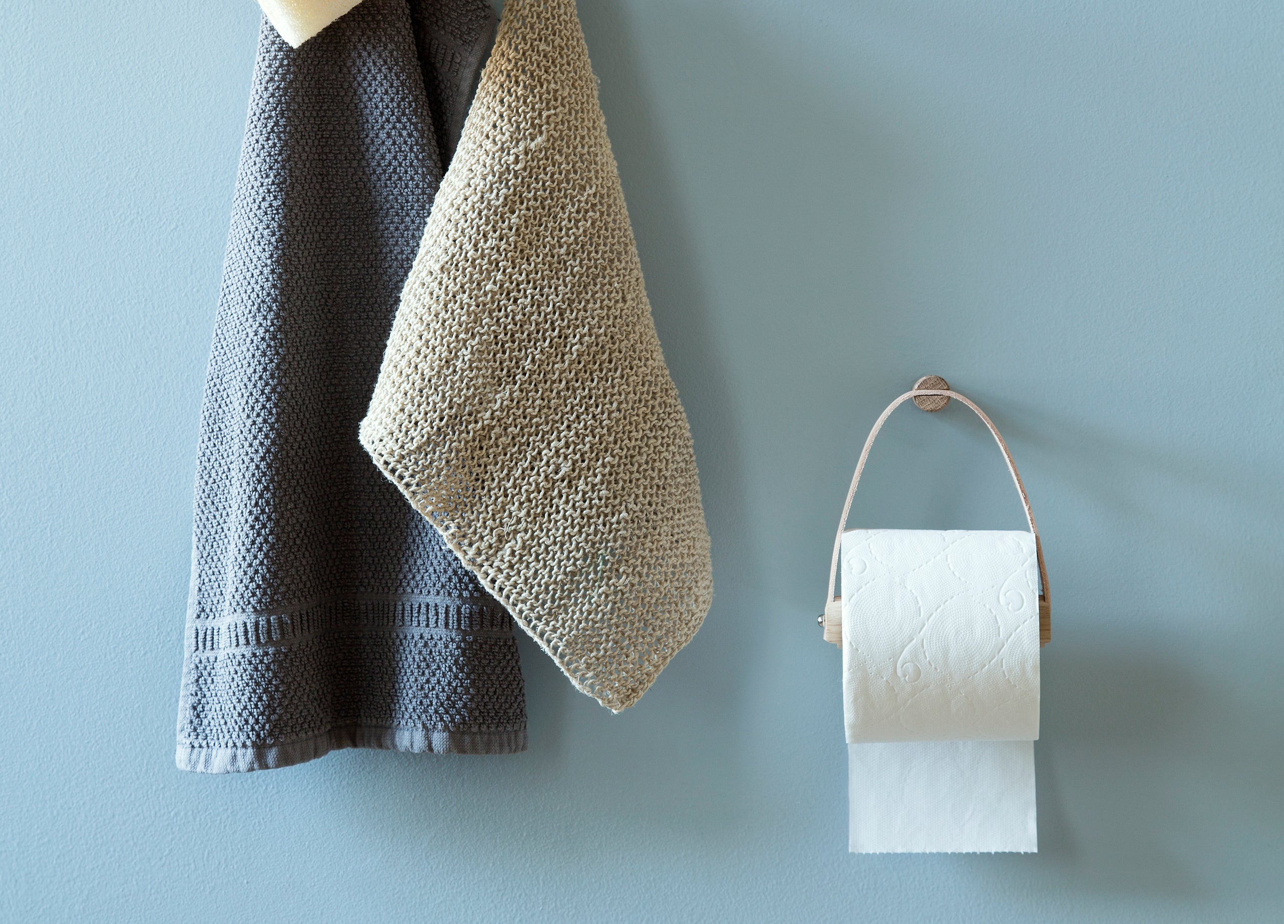 Toilettenpapierhalter mit Lederriemen