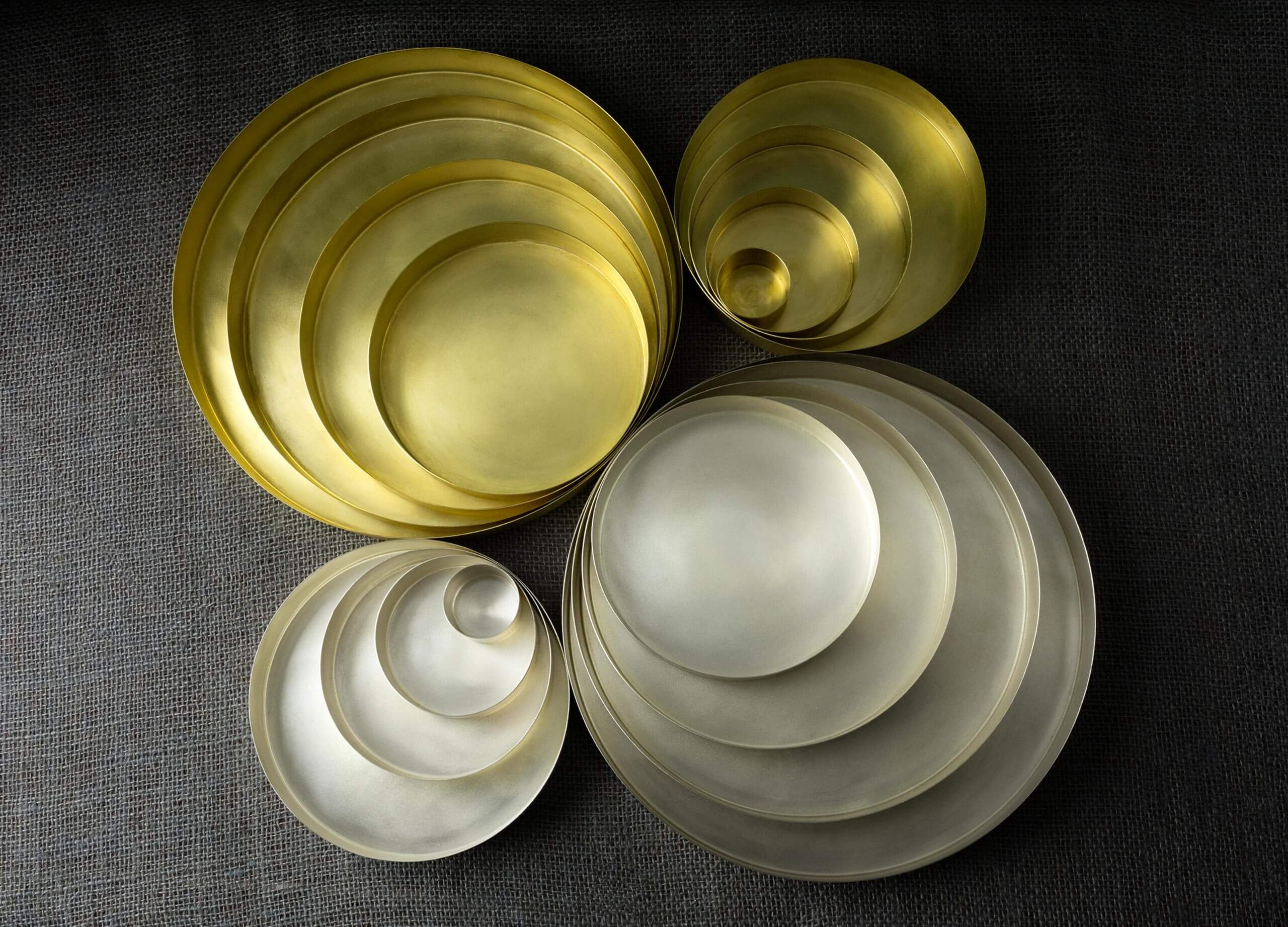 Orbit Tablett-Set aus Messing