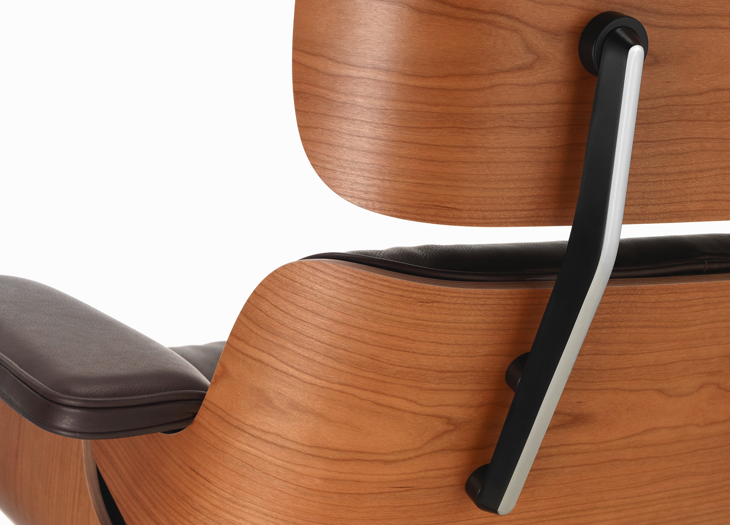 Eames Lounge Chair & Ottoman – amerikanischer Kirschbaum