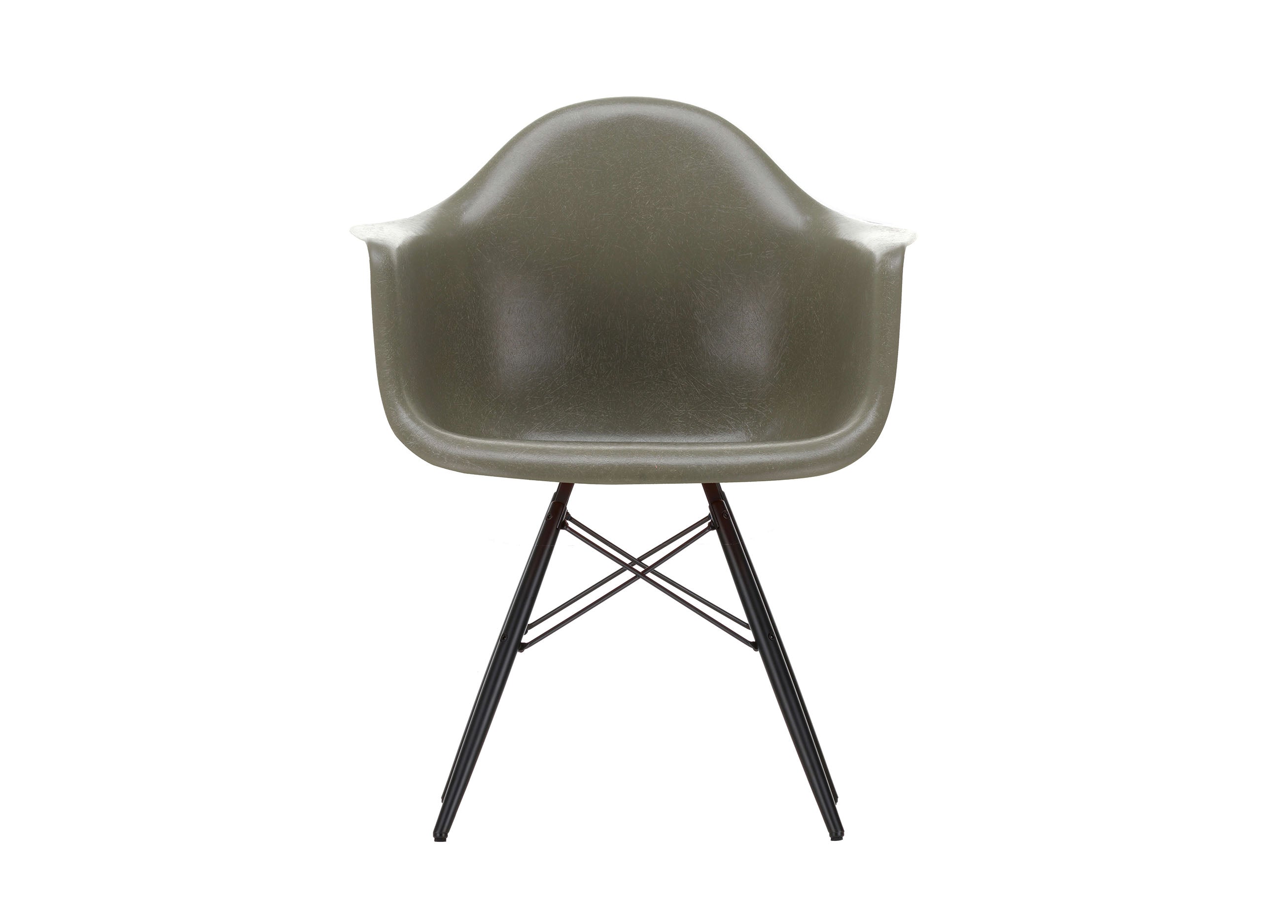 Eames Fiberglass Armchair DAW