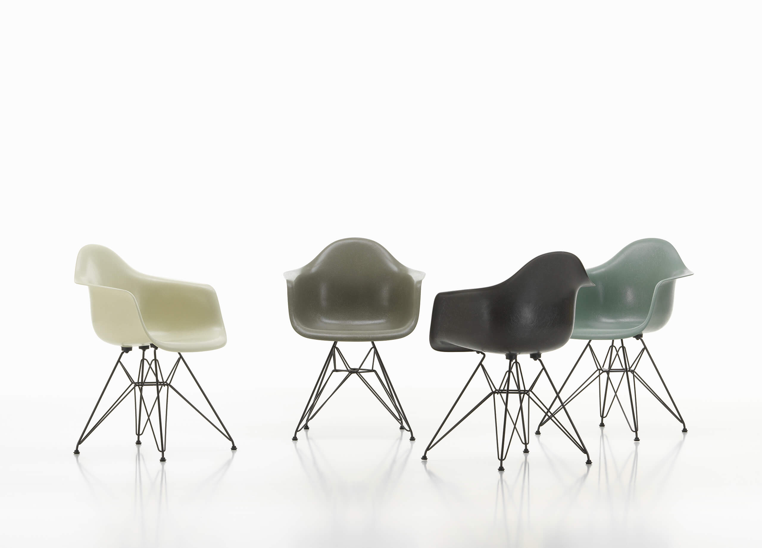 Eames Fiberglass Armchair DAR