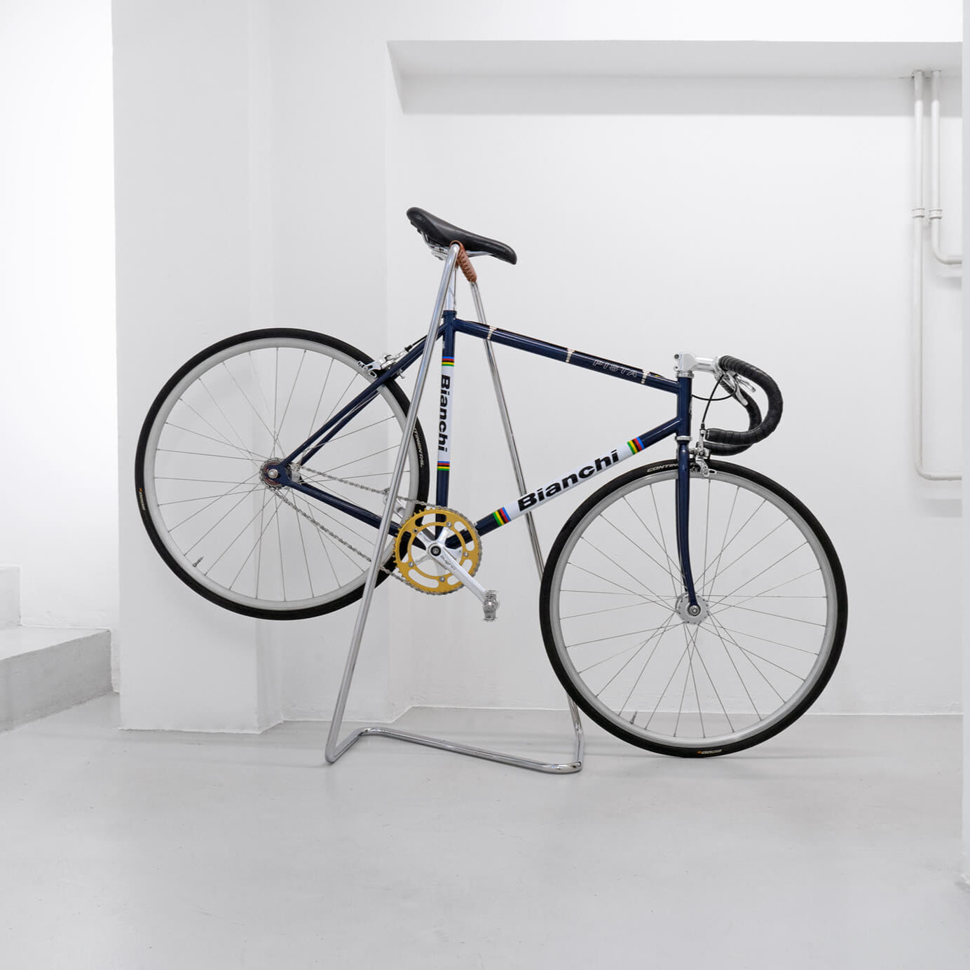 Tecta Z10 Fahrradständer, pulverbeschichtet schwarz, Leder cognac